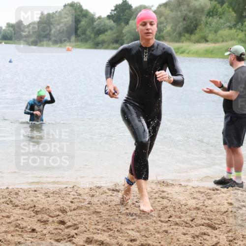 21.06.2025 - 27. Vierlanden-Triathlon Lena Gebhardt http://msf.ph/oto/8042418 15.06.2025 13:20:50 Schwimmen 1238, 1281, 1300, 1308 meine-sportfotos.de