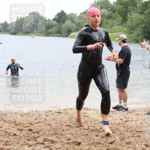 21.06.2025 - 27. Vierlanden-Triathlon Lena Gebhardt http://msf.ph/oto/8042420 15.06.2025 13:20:50 Schwimmen 1238, 1281, 1300, 1308 meine-sportfotos.de