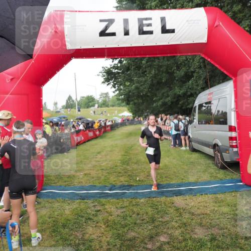 21.06.2025 - 27. Vierlanden-Triathlon MichiJ http://msf.ph/oto/8042421 15.06.2026 13:34:22 Ziel 769 meine-sportfotos.de