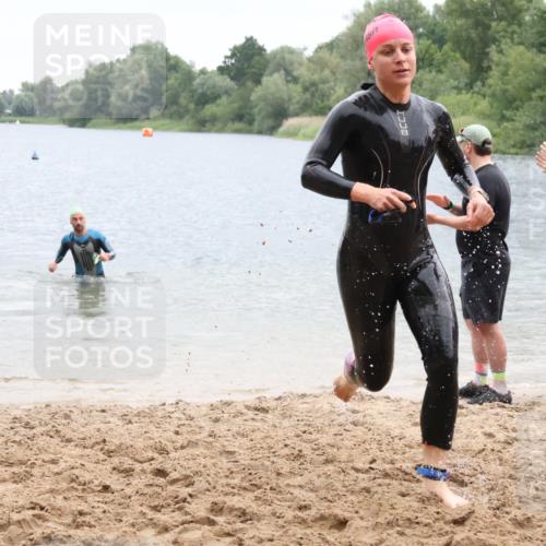 21.06.2025 - 27. Vierlanden-Triathlon Lena Gebhardt http://msf.ph/oto/8042422 15.06.2025 13:20:50 Schwimmen 1238, 1281, 1300, 1308 meine-sportfotos.de