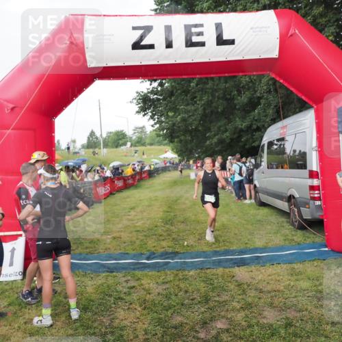 21.06.2025 - 27. Vierlanden-Triathlon MichiJ http://msf.ph/oto/8042428 15.06.2026 13:34:39 Ziel 965 meine-sportfotos.de