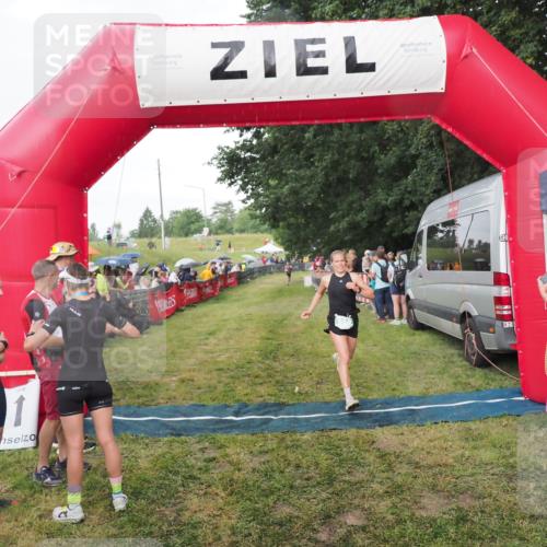 21.06.2025 - 27. Vierlanden-Triathlon MichiJ http://msf.ph/oto/8042430 15.06.2026 13:34:39 Ziel 965 meine-sportfotos.de