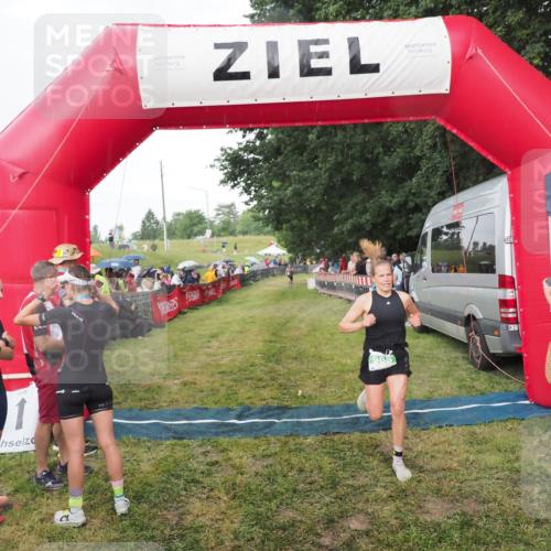 21.06.2025 - 27. Vierlanden-Triathlon MichiJ http://msf.ph/oto/8042438 15.06.2026 13:34:40 Ziel 965 meine-sportfotos.de