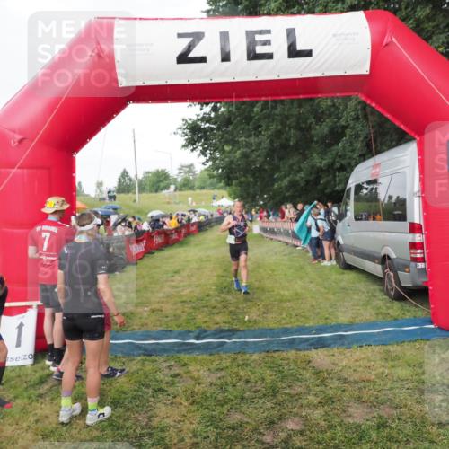 21.06.2025 - 27. Vierlanden-Triathlon MichiJ http://msf.ph/oto/8042440 15.06.2026 13:34:46 Ziel 804, 965 meine-sportfotos.de