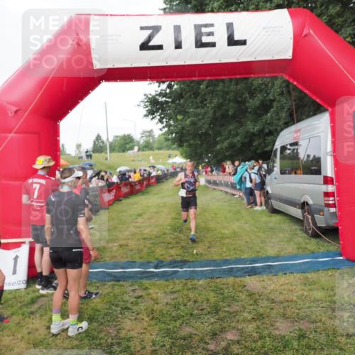 21.06.2025 - 27. Vierlanden-Triathlon MichiJ http://msf.ph/oto/8042442 15.06.2026 13:34:46 Ziel 804, 965 meine-sportfotos.de