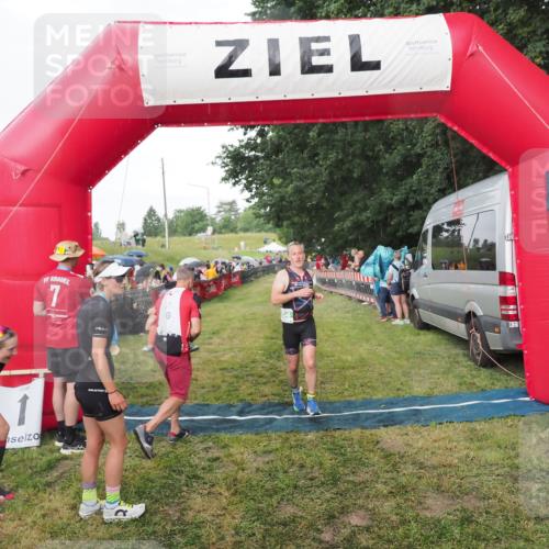 21.06.2025 - 27. Vierlanden-Triathlon MichiJ http://msf.ph/oto/8042453 15.06.2026 13:34:47 Ziel 804 meine-sportfotos.de
