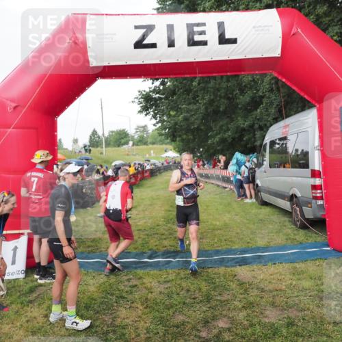 21.06.2025 - 27. Vierlanden-Triathlon MichiJ http://msf.ph/oto/8042455 15.06.2026 13:34:47 Ziel 804 meine-sportfotos.de