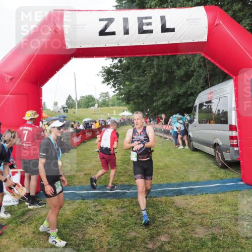 21.06.2025 - 27. Vierlanden-Triathlon MichiJ http://msf.ph/oto/8042462 15.06.2026 13:34:47 Ziel 804 meine-sportfotos.de