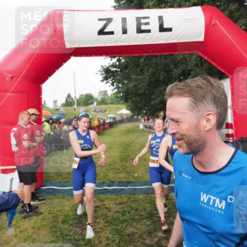 21.06.2025 - 27. Vierlanden-Triathlon MichiJ http://msf.ph/oto/8042494 15.06.2026 13:34:59 Ziel 967, 1085, 1086, 1087 meine-sportfotos.de