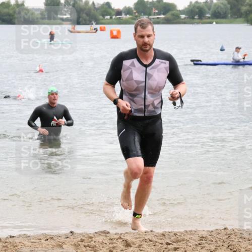 21.06.2025 - 27. Vierlanden-Triathlon Lena Gebhardt http://msf.ph/oto/8042498 15.06.2025 13:21:10 Schwimmen 1233, 1265, 1272, 1273, 1295, 1299, 1303 meine-sportfotos.de