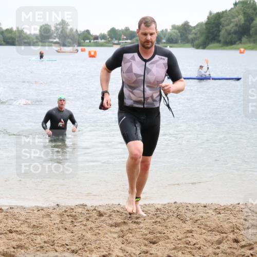 21.06.2025 - 27. Vierlanden-Triathlon Lena Gebhardt http://msf.ph/oto/8042500 15.06.2025 13:21:10 Schwimmen 1233, 1265, 1272, 1273, 1295, 1299, 1303 meine-sportfotos.de