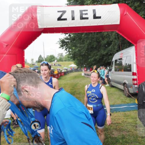 21.06.2025 - 27. Vierlanden-Triathlon MichiJ http://msf.ph/oto/8042501 15.06.2026 13:35:00 Ziel 967, 1085, 1086, 1087 meine-sportfotos.de