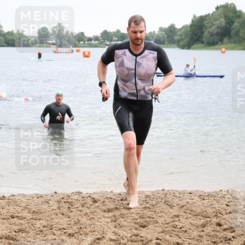 21.06.2025 - 27. Vierlanden-Triathlon Lena Gebhardt http://msf.ph/oto/8042502 15.06.2025 13:21:10 Schwimmen 1233, 1265, 1272, 1273, 1295, 1299, 1303 meine-sportfotos.de