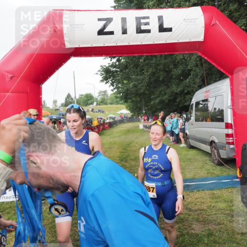 21.06.2025 - 27. Vierlanden-Triathlon MichiJ http://msf.ph/oto/8042503 15.06.2026 13:35:00 Ziel 967, 1085, 1086, 1087 meine-sportfotos.de