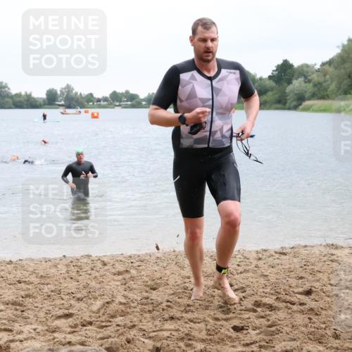 21.06.2025 - 27. Vierlanden-Triathlon Lena Gebhardt http://msf.ph/oto/8042506 15.06.2025 13:21:11 Schwimmen 1233, 1265, 1272, 1273, 1295, 1299, 1303 meine-sportfotos.de