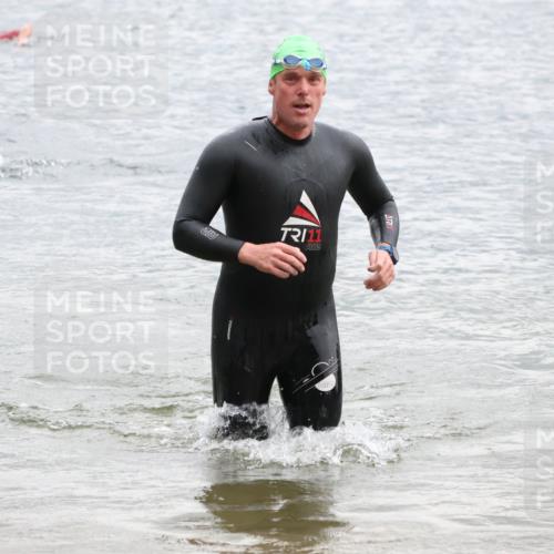 21.06.2025 - 27. Vierlanden-Triathlon Lena Gebhardt http://msf.ph/oto/8042508 15.06.2025 13:21:13 Schwimmen 1233, 1265, 1272, 1295, 1299 meine-sportfotos.de