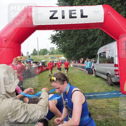 21.06.2025 - 27. Vierlanden-Triathlon MichiJ http://msf.ph/oto/8042510 15.06.2026 13:35:11 Ziel 954 meine-sportfotos.de