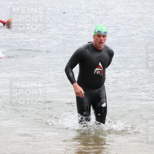 21.06.2025 - 27. Vierlanden-Triathlon Lena Gebhardt http://msf.ph/oto/8042511 15.06.2025 13:21:14 Schwimmen 1233, 1265, 1272, 1295, 1299 meine-sportfotos.de