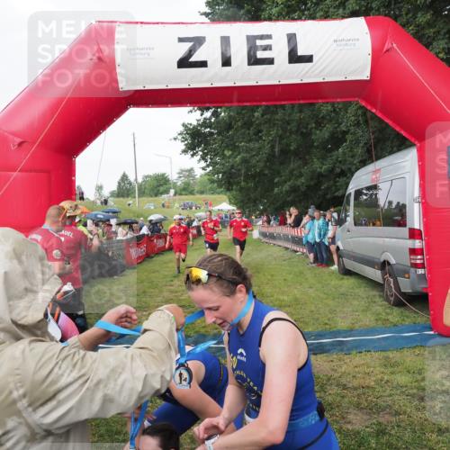 21.06.2025 - 27. Vierlanden-Triathlon MichiJ http://msf.ph/oto/8042512 15.06.2026 13:35:11 Ziel 954 meine-sportfotos.de