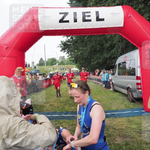 21.06.2025 - 27. Vierlanden-Triathlon MichiJ http://msf.ph/oto/8042516 15.06.2026 13:35:12 Ziel 954 meine-sportfotos.de