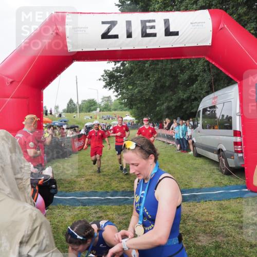 21.06.2025 - 27. Vierlanden-Triathlon MichiJ http://msf.ph/oto/8042520 15.06.2026 13:35:12 Ziel 954 meine-sportfotos.de