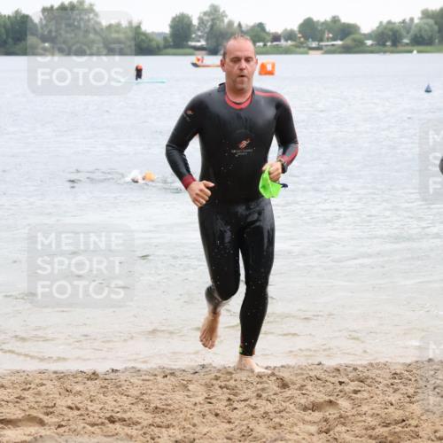 21.06.2025 - 27. Vierlanden-Triathlon Lena Gebhardt http://msf.ph/oto/8042521 15.06.2025 13:21:16 Schwimmen 1233, 1265, 1272, 1295, 1299 meine-sportfotos.de