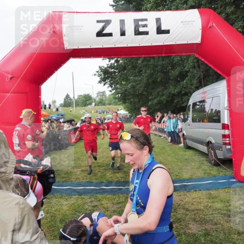 21.06.2025 - 27. Vierlanden-Triathlon MichiJ http://msf.ph/oto/8042524 15.06.2026 13:35:12 Ziel 954 meine-sportfotos.de