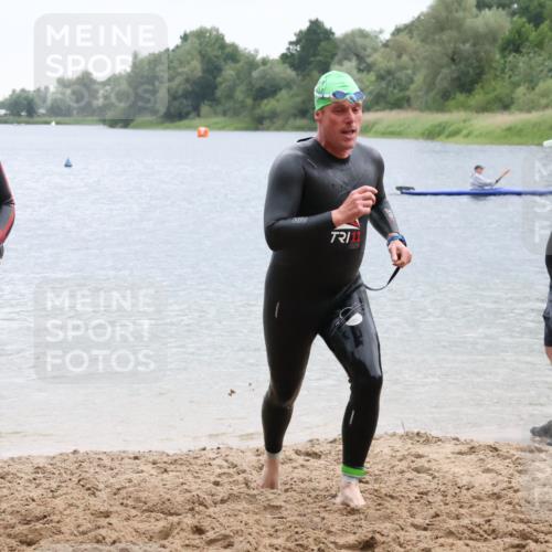 21.06.2025 - 27. Vierlanden-Triathlon Lena Gebhardt http://msf.ph/oto/8042525 15.06.2025 13:21:17 Schwimmen 1233, 1295, 1299 meine-sportfotos.de