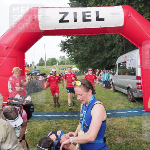 21.06.2025 - 27. Vierlanden-Triathlon MichiJ http://msf.ph/oto/8042526 15.06.2026 13:35:12 Ziel 954 meine-sportfotos.de