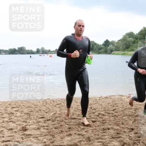 21.06.2025 - 27. Vierlanden-Triathlon Lena Gebhardt http://msf.ph/oto/8042527 15.06.2025 13:21:18 Schwimmen 1233, 1295, 1299 meine-sportfotos.de