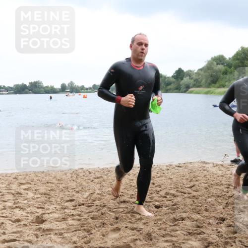 21.06.2025 - 27. Vierlanden-Triathlon Lena Gebhardt http://msf.ph/oto/8042529 15.06.2025 13:21:18 Schwimmen 1233, 1295, 1299 meine-sportfotos.de