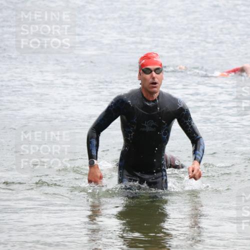 21.06.2025 - 27. Vierlanden-Triathlon Lena Gebhardt http://msf.ph/oto/8042530 15.06.2025 13:21:23 Schwimmen 1233, 1242, 1295, 1310 meine-sportfotos.de