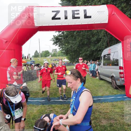 21.06.2025 - 27. Vierlanden-Triathlon MichiJ http://msf.ph/oto/8042531 15.06.2026 13:35:13 Ziel 954 meine-sportfotos.de