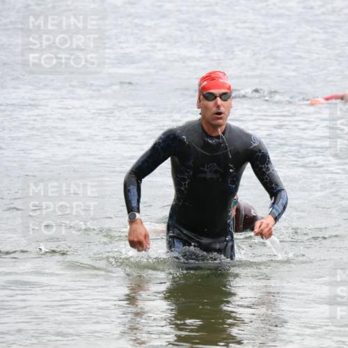21.06.2025 - 27. Vierlanden-Triathlon Lena Gebhardt http://msf.ph/oto/8042532 15.06.2025 13:21:23 Schwimmen 1233, 1242, 1295, 1310 meine-sportfotos.de
