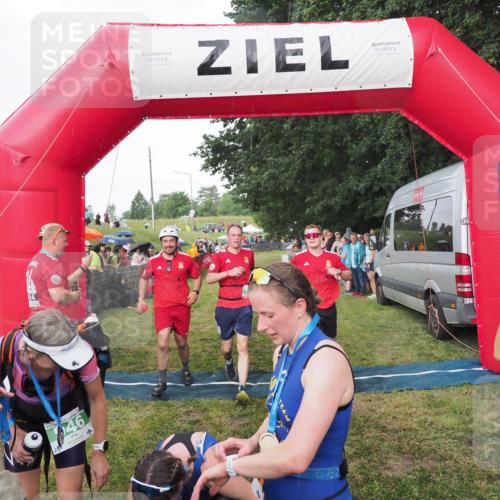 21.06.2025 - 27. Vierlanden-Triathlon MichiJ http://msf.ph/oto/8042533 15.06.2026 13:35:13 Ziel 954 meine-sportfotos.de