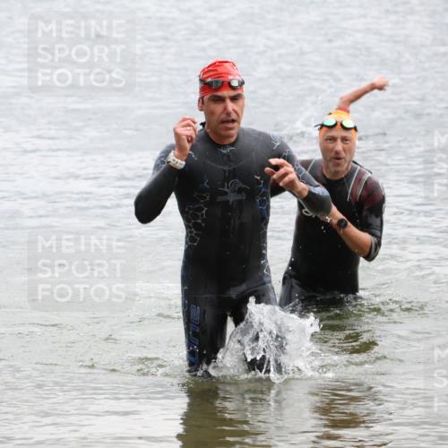 21.06.2025 - 27. Vierlanden-Triathlon Lena Gebhardt http://msf.ph/oto/8042534 15.06.2025 13:21:26 Schwimmen 1233, 1242, 1295, 1310 meine-sportfotos.de