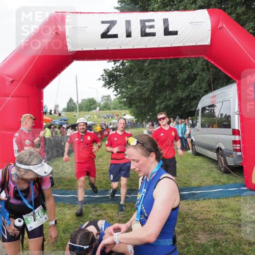 21.06.2025 - 27. Vierlanden-Triathlon MichiJ http://msf.ph/oto/8042535 15.06.2026 13:35:13 Ziel 954 meine-sportfotos.de