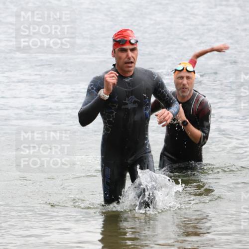 21.06.2025 - 27. Vierlanden-Triathlon Lena Gebhardt http://msf.ph/oto/8042536 15.06.2025 13:21:26 Schwimmen 1233, 1242, 1295, 1310 meine-sportfotos.de