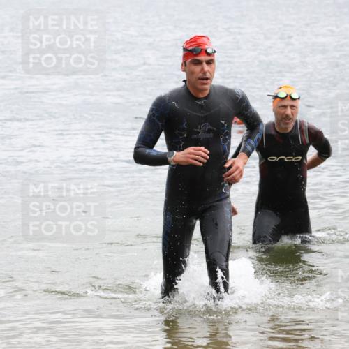 21.06.2025 - 27. Vierlanden-Triathlon Lena Gebhardt http://msf.ph/oto/8042538 15.06.2025 13:21:27 Schwimmen 1233, 1242, 1295, 1310 meine-sportfotos.de