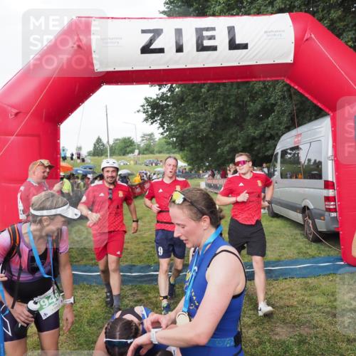 21.06.2025 - 27. Vierlanden-Triathlon MichiJ http://msf.ph/oto/8042539 15.06.2026 13:35:13 Ziel 954 meine-sportfotos.de
