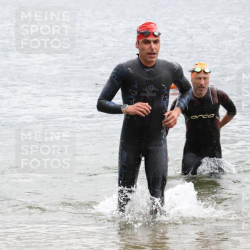21.06.2025 - 27. Vierlanden-Triathlon Lena Gebhardt http://msf.ph/oto/8042540 15.06.2025 13:21:27 Schwimmen 1233, 1242, 1295, 1310 meine-sportfotos.de