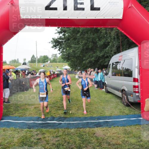 21.06.2025 - 27. Vierlanden-Triathlon MichiJ http://msf.ph/oto/8042544 15.06.2026 13:35:31 Ziel 1094, 1095, 1096 meine-sportfotos.de