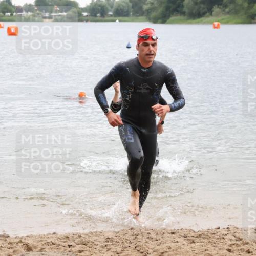 21.06.2025 - 27. Vierlanden-Triathlon Lena Gebhardt http://msf.ph/oto/8042545 15.06.2025 13:21:28 Schwimmen 1233, 1242, 1310 meine-sportfotos.de