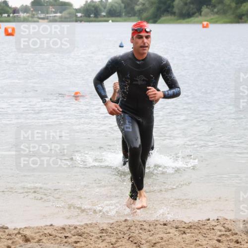 21.06.2025 - 27. Vierlanden-Triathlon Lena Gebhardt http://msf.ph/oto/8042547 15.06.2025 13:21:28 Schwimmen 1233, 1242, 1310 meine-sportfotos.de