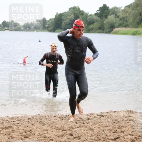 21.06.2025 - 27. Vierlanden-Triathlon Lena Gebhardt http://msf.ph/oto/8042549 15.06.2025 13:21:29 Schwimmen 1242, 1310 meine-sportfotos.de