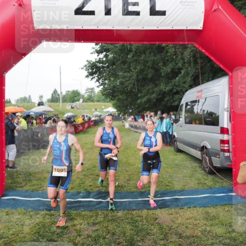 21.06.2025 - 27. Vierlanden-Triathlon MichiJ http://msf.ph/oto/8042550 15.06.2026 13:35:32 Ziel 1094, 1095, 1096 meine-sportfotos.de