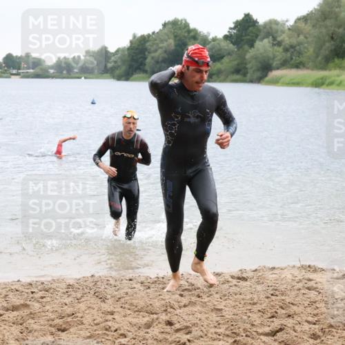 21.06.2025 - 27. Vierlanden-Triathlon Lena Gebhardt http://msf.ph/oto/8042551 15.06.2025 13:21:29 Schwimmen 1242, 1310 meine-sportfotos.de