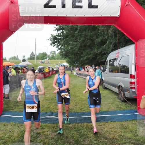 21.06.2025 - 27. Vierlanden-Triathlon MichiJ http://msf.ph/oto/8042554 15.06.2026 13:35:32 Ziel 1094, 1095, 1096 meine-sportfotos.de