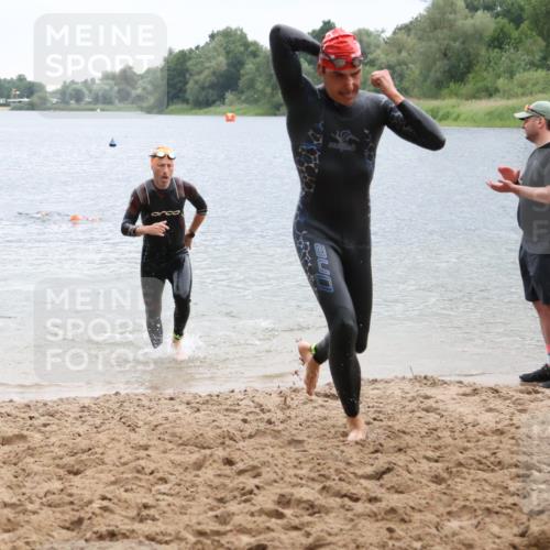 21.06.2025 - 27. Vierlanden-Triathlon Lena Gebhardt http://msf.ph/oto/8042555 15.06.2025 13:21:30 Schwimmen 1242, 1310 meine-sportfotos.de