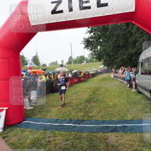 21.06.2025 - 27. Vierlanden-Triathlon MichiJ http://msf.ph/oto/8042556 15.06.2026 13:35:49 Ziel 832 meine-sportfotos.de